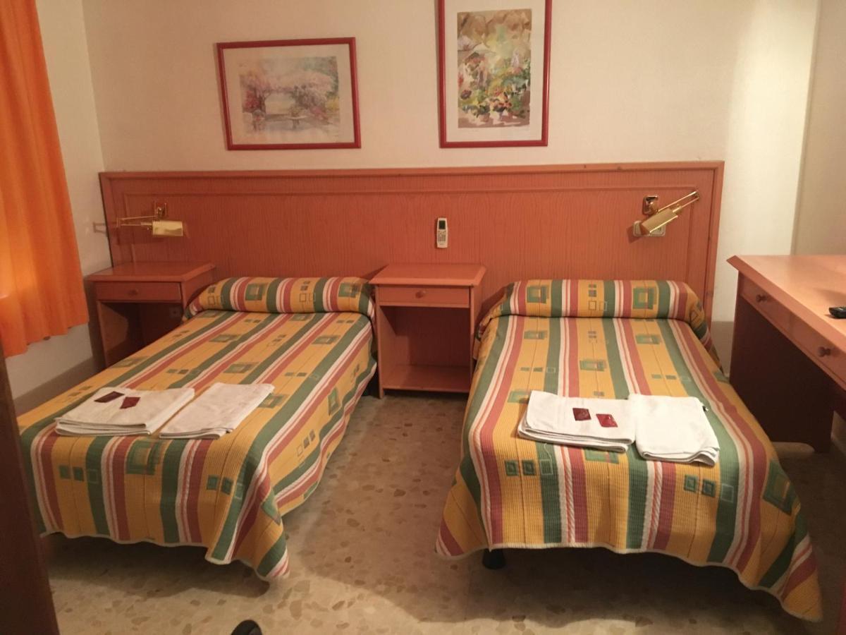 Hostal Carlos III El Ejido Exteriör bild